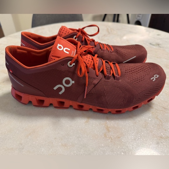 On Running Shoes with Cloud Cushioning - Picture 2 of 5